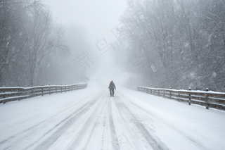 冬天雪景公路行走的人摄影图
