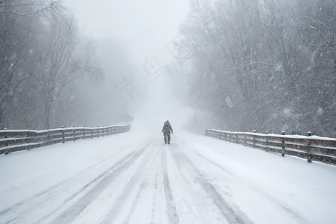 冬天雪景公路行走的人摄影图 冬天雪景公路行走的人摄影图