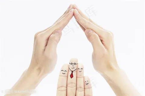保护家人大手保护可爱的小手手势 保护家人大手保护可爱的小手手势