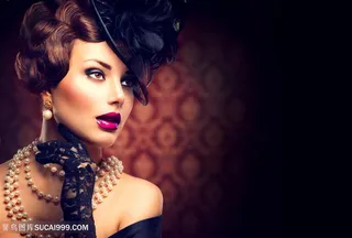 带珍珠项链的美女