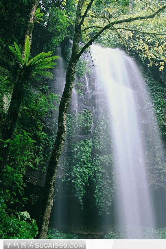 飞流直下的瀑布