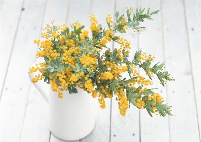 白色地板黄色碎花简约家居室内插花装饰品图片素材