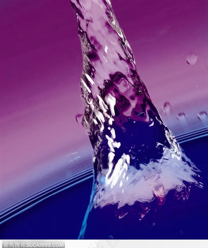 泛起涟漪与水花的水面