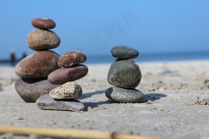 海滩堆叠石块图片