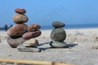 海滩堆叠石块图片