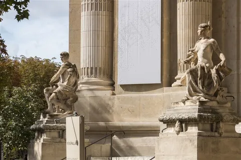 巴黎建筑物上的雕塑