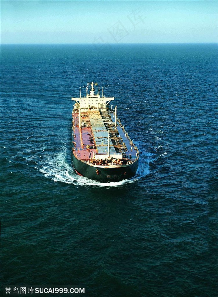 大海中行驶的货轮