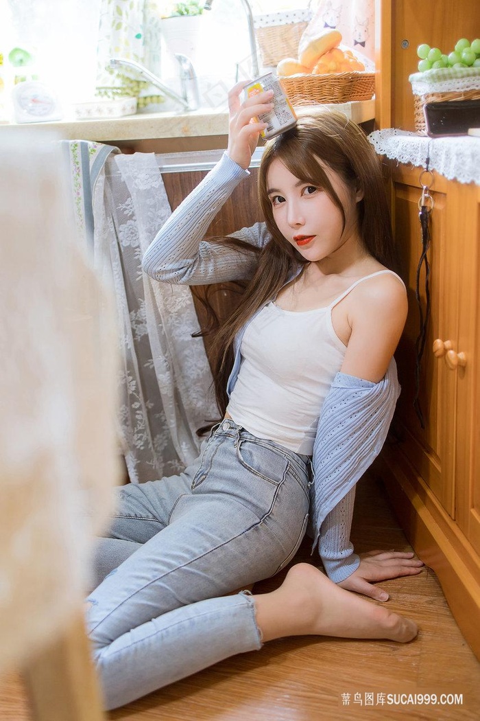 坐在地板上的牛仔裤美女钰慧图片