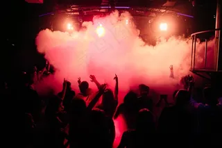 烟雾缭绕的演唱会现场和疯狂的人群高清图片