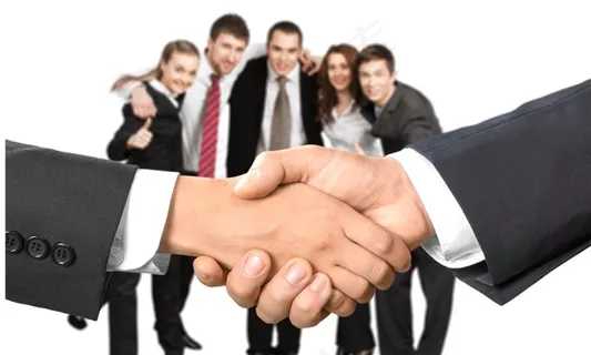 手叠在一起的商务人士图