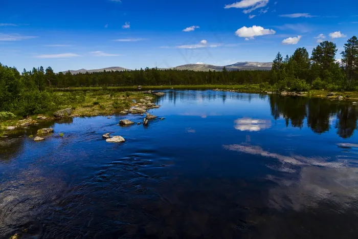 天空湖泊倒影图片