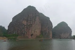 石峰下的江面