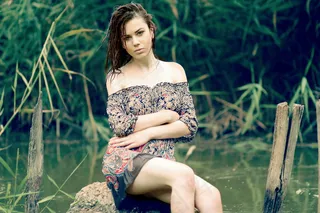 一字肩美腿美女图片