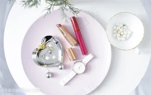桌面上的化妆品口红手表珍珠粉饼盒 桌面上的化妆品口红手表珍珠粉饼盒