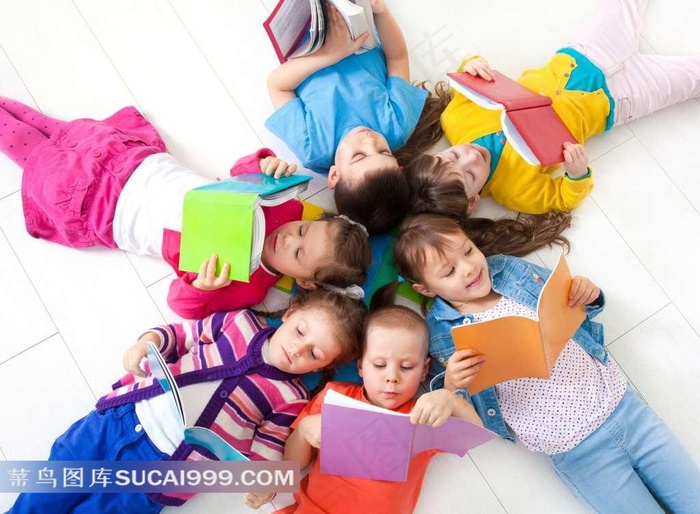 儿童围躺在一起看书