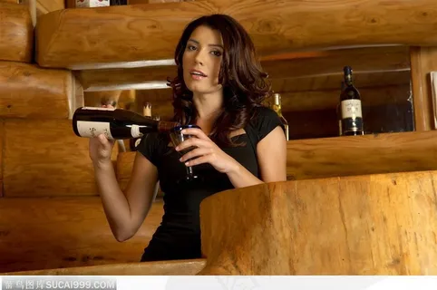 在酒窖里倒红酒的美女