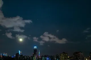 夜景城市震撼 美丽月亮