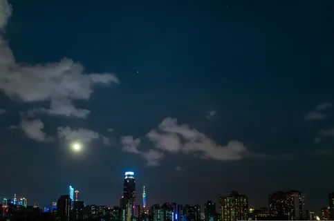 夜景城市震撼 美丽月亮 夜景城市震撼 美丽月亮