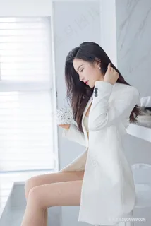 Vanessa穿着白色蕾丝内衣的*美女写真