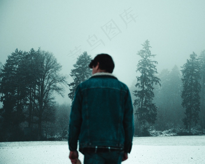 下雪天帅哥背影图片
