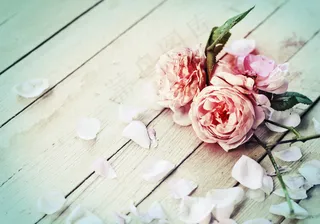 木板上的玫瑰花图片