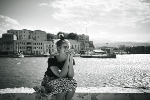 坐在河边的美女图片