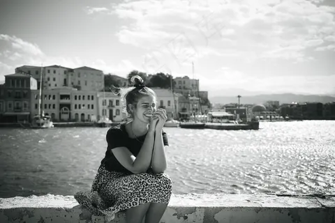 坐在河边的美女图片