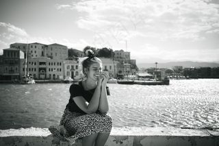 坐在河边的美女图片