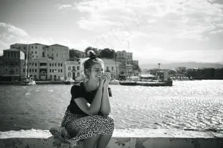 坐在河边的美女图片