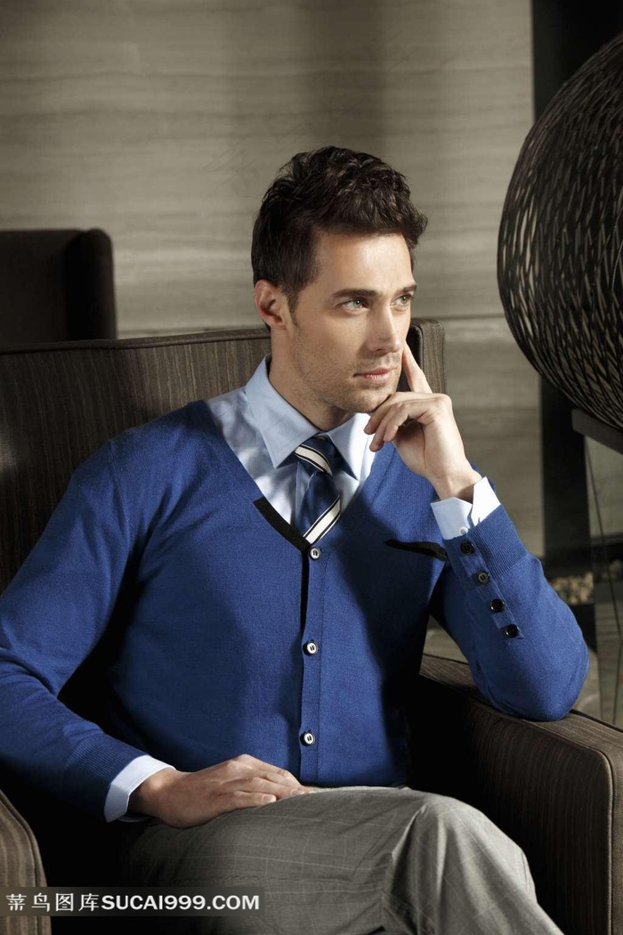 高清坐着的优雅时尚男士图片下载