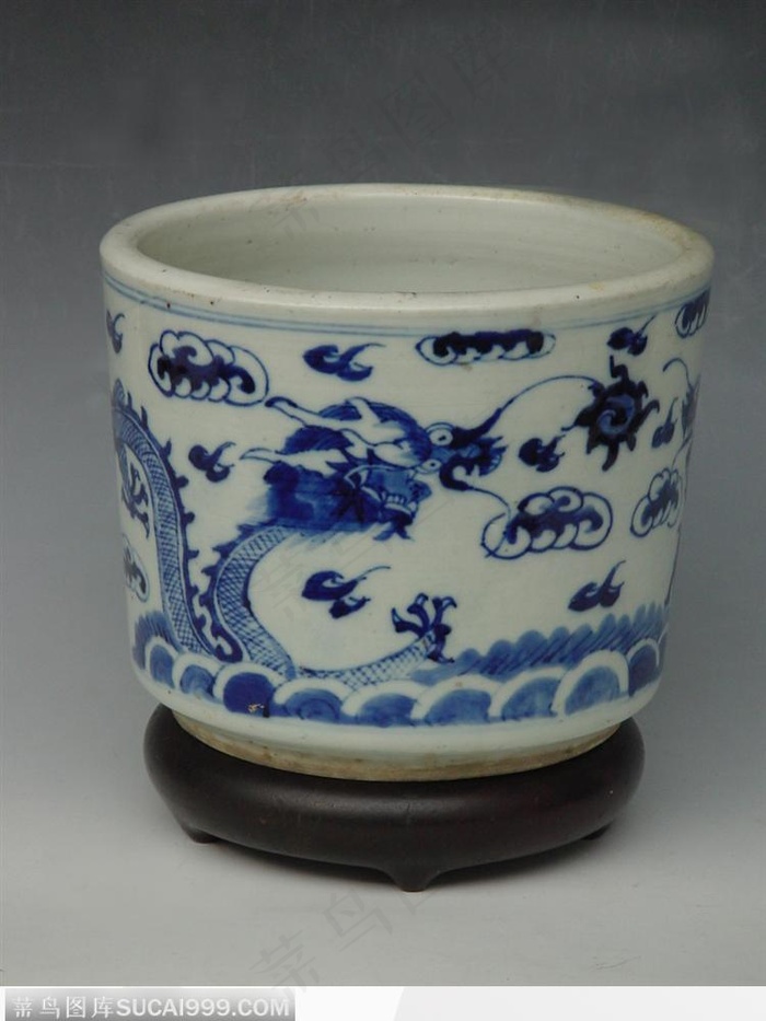 中华传统工艺-青龙花纹笔筒