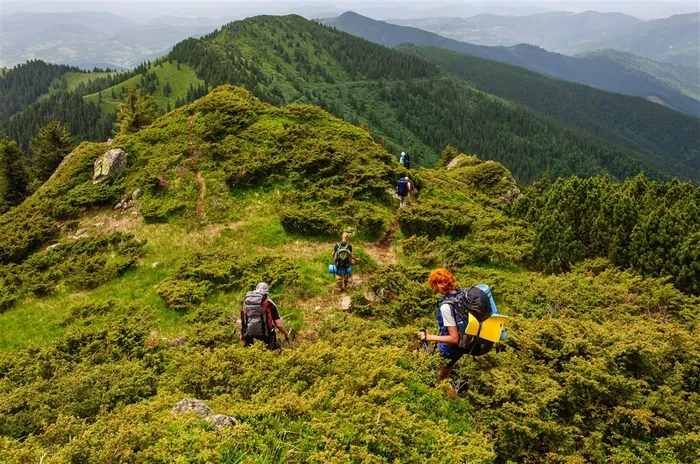 爬山的背包客人物摄影图片