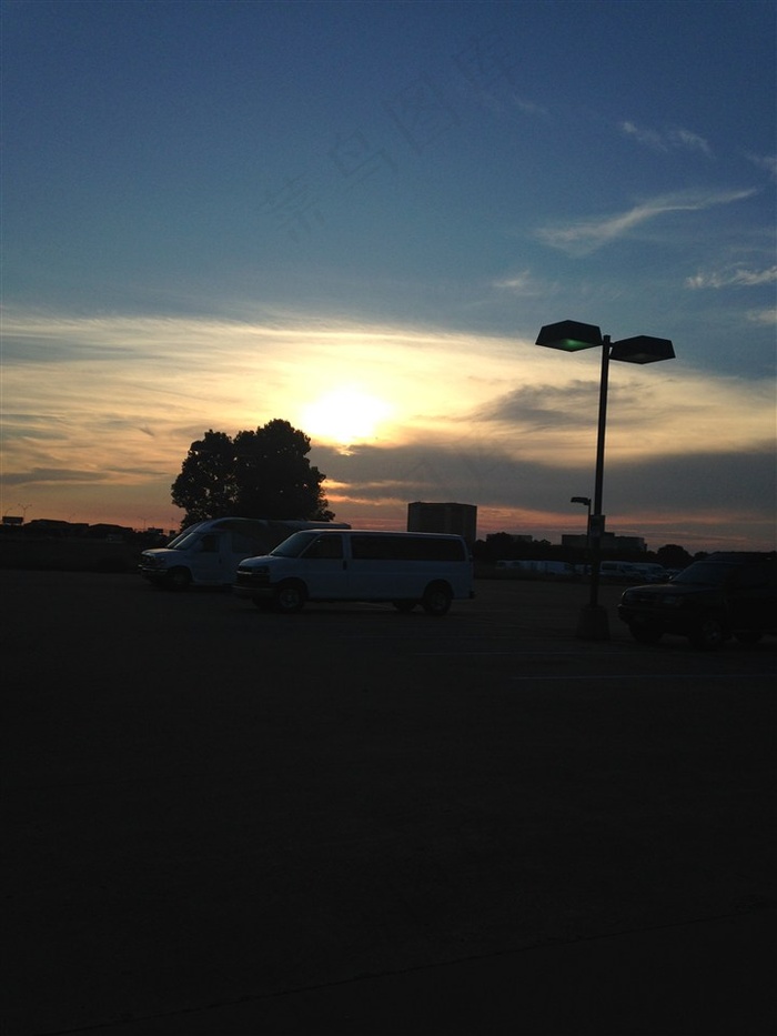 夕阳下的路灯与汽车