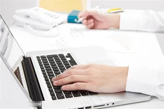 创意操作电脑的商务人士高清图