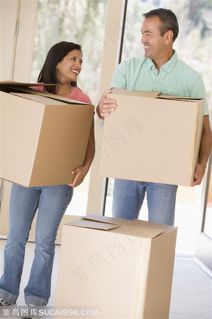 搬家人物-抱着纸箱的外国夫妻对视微笑