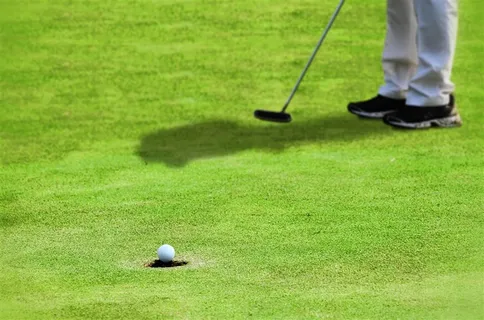 打高尔夫的人物与器材摄影图