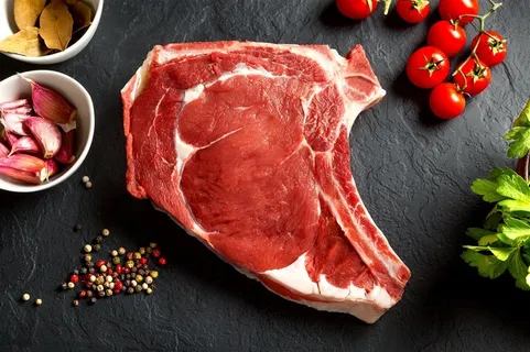 一大块生牛肉跟西红柿