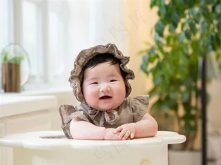 坐在婴儿椅上胖乎乎的可爱幼儿