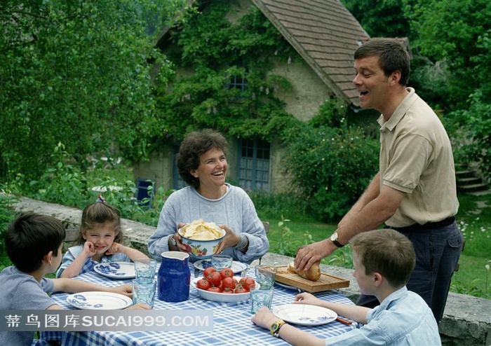 温馨欢乐一家人在户外聚餐