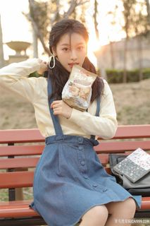 夕阳下的清纯美女学生写真图片