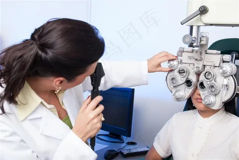 检查视力的人物素材 检查视力的人物素材