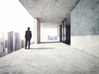 站在高处眺望城市的商务人士高清图片职场人物