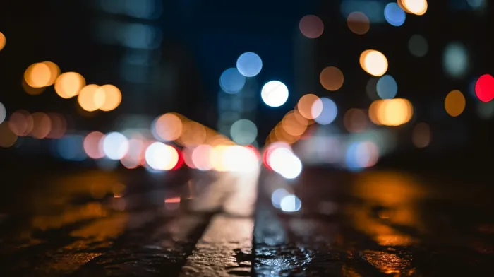 夜晚道路行驶闪光光影光圈摄影图(4368x2448)