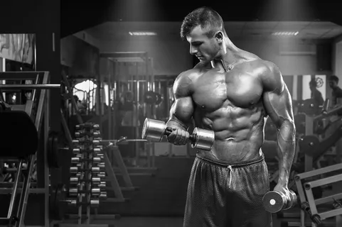 举哑铃健身的男士