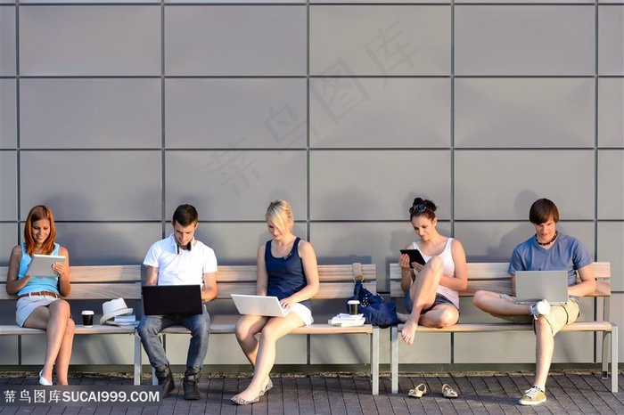 正在工作的人们