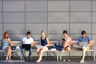 正在工作的人们