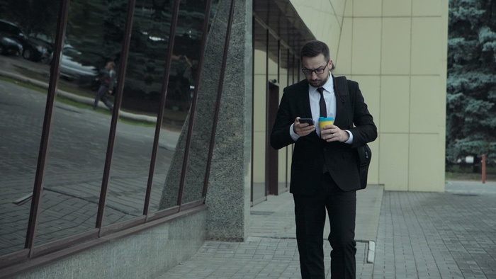 帮助街上无家可归者的年轻商人