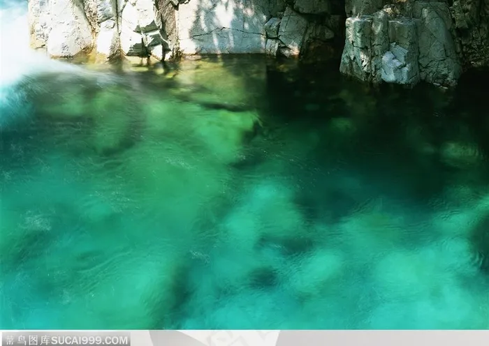 细水长流-石块旁蓝色的湖水