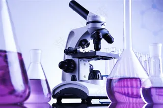 实验室的显微镜和器皿