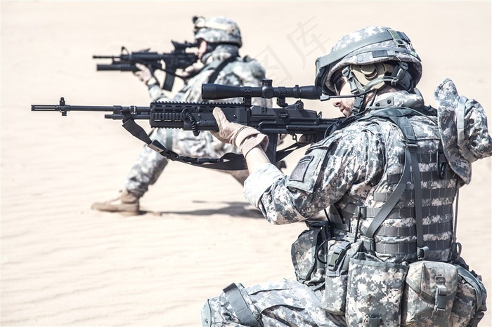 沙漠中的军人士兵高清素材图